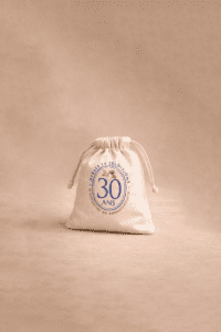 Une pochette à cordon beige avec un logo anniversaire 