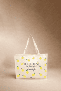 Un sac fourre-tout blanc avec un motif citron et le texte 