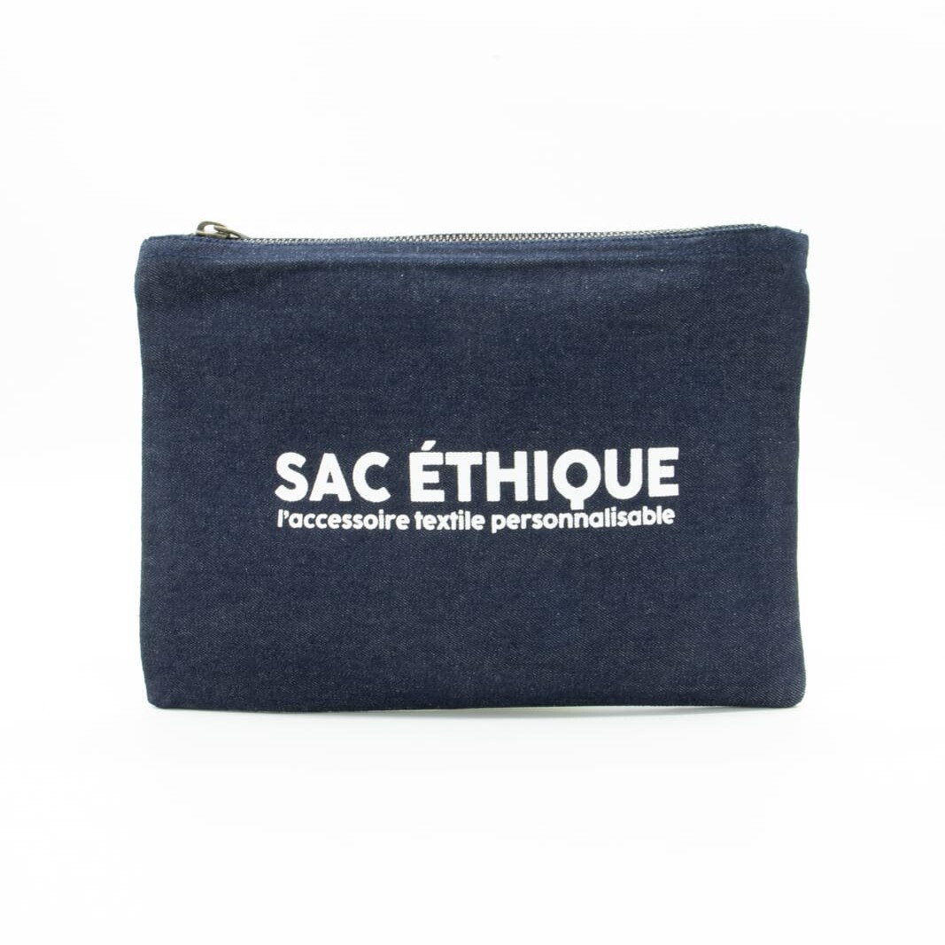 Une pochette en denim « Trousse » à fermeture éclair, de couleur bleu foncé, avec l'inscription « SAC ÉTHIQUE l’accessoire textile personnalisable » imprimée en blanc sur le devant.