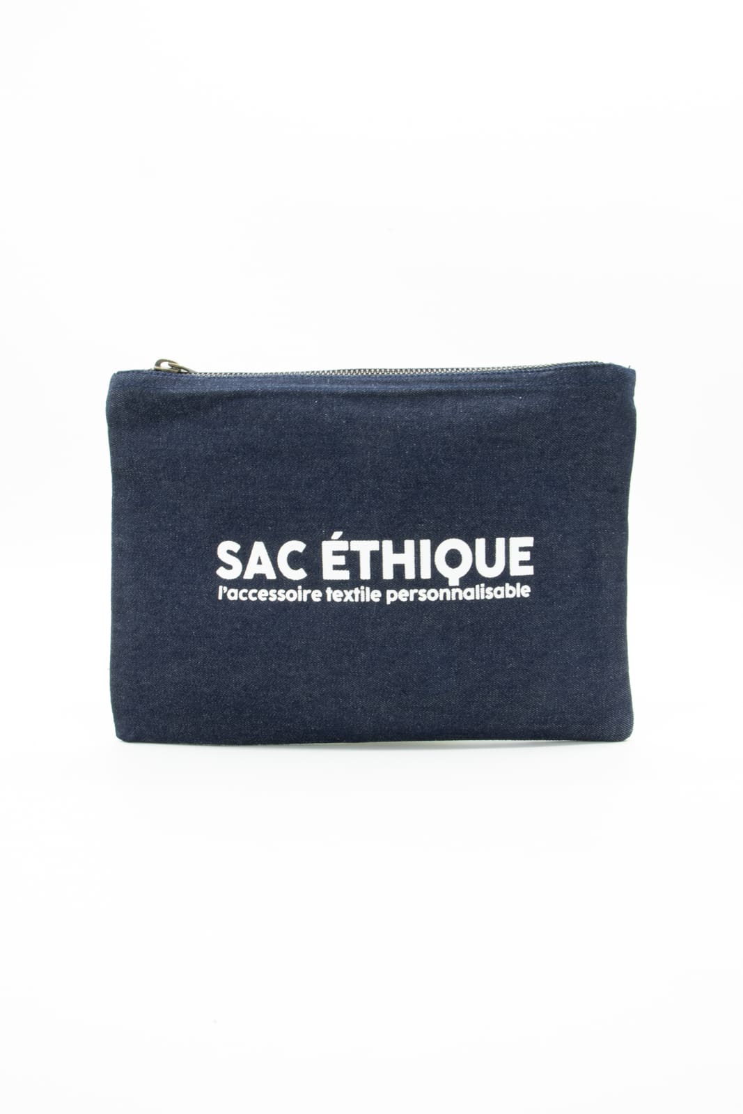 Une pochette en denim « Trousse » à fermeture éclair, de couleur bleu foncé, avec l'inscription « SAC ÉTHIQUE l’accessoire textile personnalisable » imprimée en blanc sur le devant.