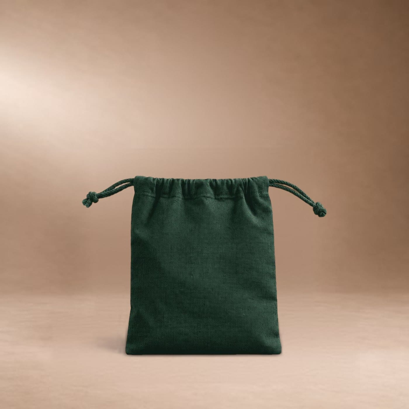 Pochon personnalisé à cordon en coton bio teinté Pantone vert, format 20 × 15 cm